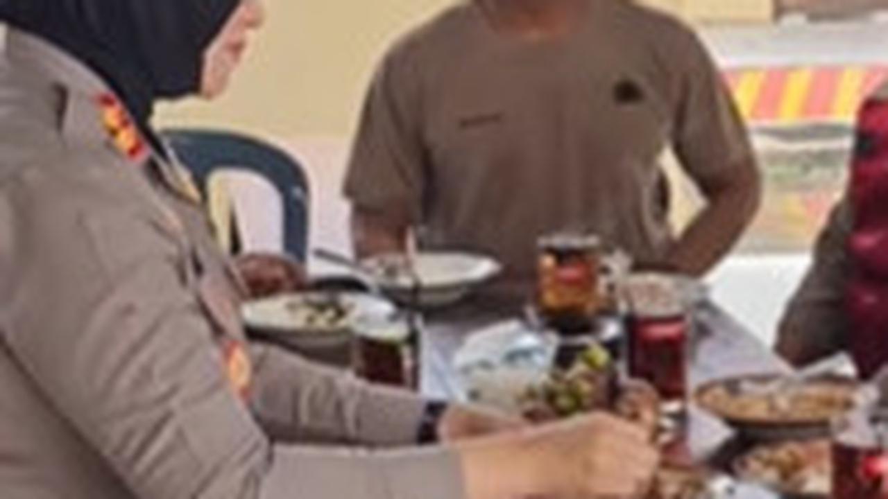 Kapolres Perempuan Makan Bareng Anak Buah Bagi-Bagi Ati Ampela jadi Sorotan, Berpesan 'Harus Merasakan Makan Ati Dulu