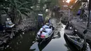 Warga Muara Beting menggunakan perahu tradisional dalam beraktivitas. Saat ini di Kampung Beting banyak dijumpai rumah-rumah rusak tak berpenghuni serta sarana umum seperti masjid dan dua gedung sekolah dasar rusak dan kotor. (merdeka.com/Iqbal S Nugroho)