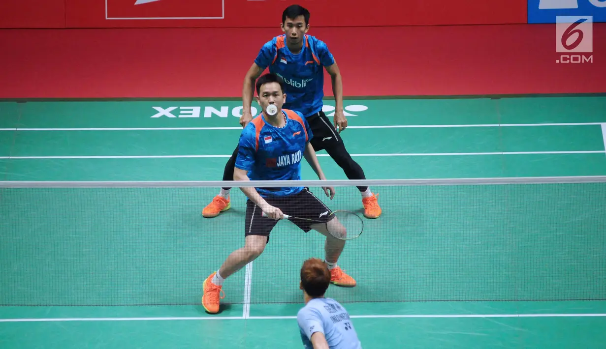 Ganda putera Indonesia, Hendra Setiawan/Rian Saputro mengembalikan kok ke arah Kevin Sanjaya/Marcus Gideon pada babak kedua Indonesia Masters 2018 di Istora Senayan, Kamis (25/1). Kevin/Marcus unggul 21-16, 23-21. (Liputan6.com/Helmi Fithriansyah)