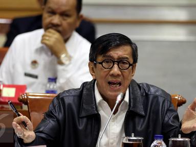 Menkumham Yasonna Laoly memberikan paparan dalam rapat kerja bersama Komisi III, di Gedung DPR RI, Senayan, Jakarta, Rabu (7/9). Dalam rapat itu, Yasonna dicecar anggota Komisi III terkait kewarganegaraan Arcandra Tahar. (Liputan6.com/Johan Tallo)