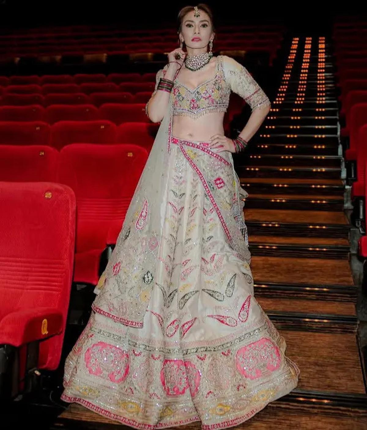 6 Pesona Masayu Anastasia Dibalut Lehenga Busana Khas Perempuan India saat Premier Film Terbarunya