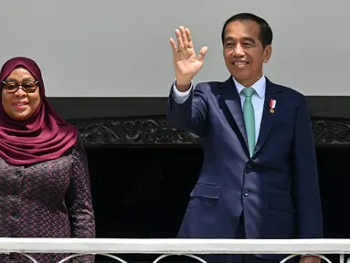 Presiden Republik Indonesia Joko Widodo atau Jokowi (kanan) dan Presiden Tanzania Samia Suluhu Hassan (kiri) melambaikan tangan saat berkunjung di Istana Bogor, Bogor, Jawa Barat, Indonesia, Kamis (25/1/2024). Jokowi menyambut langsung kunjungan kenegaraan Samia. (Adek BERRY/AFP)