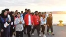 Presiden Joko Widodo dan Ibu Negara Iriana Joko Widodo berjalan kaki sambil berbincang bersama pelajar dan mahasiswa Indonesia di sekitar Water Front di Selandia Baru (19/3). (Liputan6.com/Pool/Biro Pers Setpres)