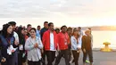 Presiden Joko Widodo dan Ibu Negara Iriana Joko Widodo berjalan kaki sambil berbincang bersama pelajar dan mahasiswa Indonesia di sekitar Water Front di Selandia Baru (19/3). (Liputan6.com/Pool/Biro Pers Setpres)