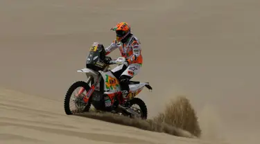 Laia Sanz dari Spanyol mengendarai sepeda motor KTM-nya selama tahap pertama Reli Dakar 2018 antara Lima dan Pisco, Peru, (6/1). Laia Sanz merupakan satu dari 14 wanita yang tampil di Reli Dakar 2018. (AP Photo / Ricardo Mazalan)