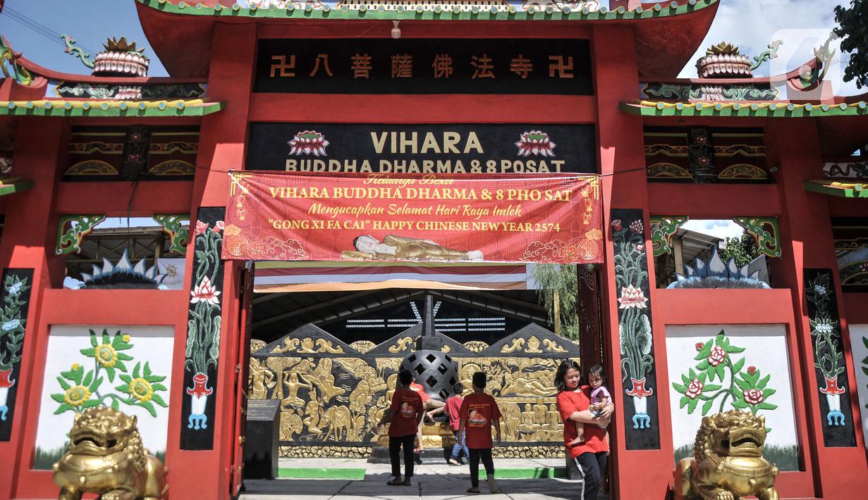 Suasana Wihara Buddha Dharma & Pho Sat  saat perayaan Tahun Baru Imlek 2574 di , Tajur Halang, Bogor, Minggu (22/1/2023). Wihara Buddha Dharma & Pho Sat atau yang juga dikenal dengan Wihara Buddha Tidur menjadi salah satu tempat ibadah warga Tionghoa dalam merayakan Tahun Baru Imlek sebagai ungkapan rasa syukur atas rejeki dan keselamatan dari tuhan serta untuk pengharapan kehidupan lebih baik di tahun Kelinci Air. (merdeka.com/Iqbal S Nugroho)