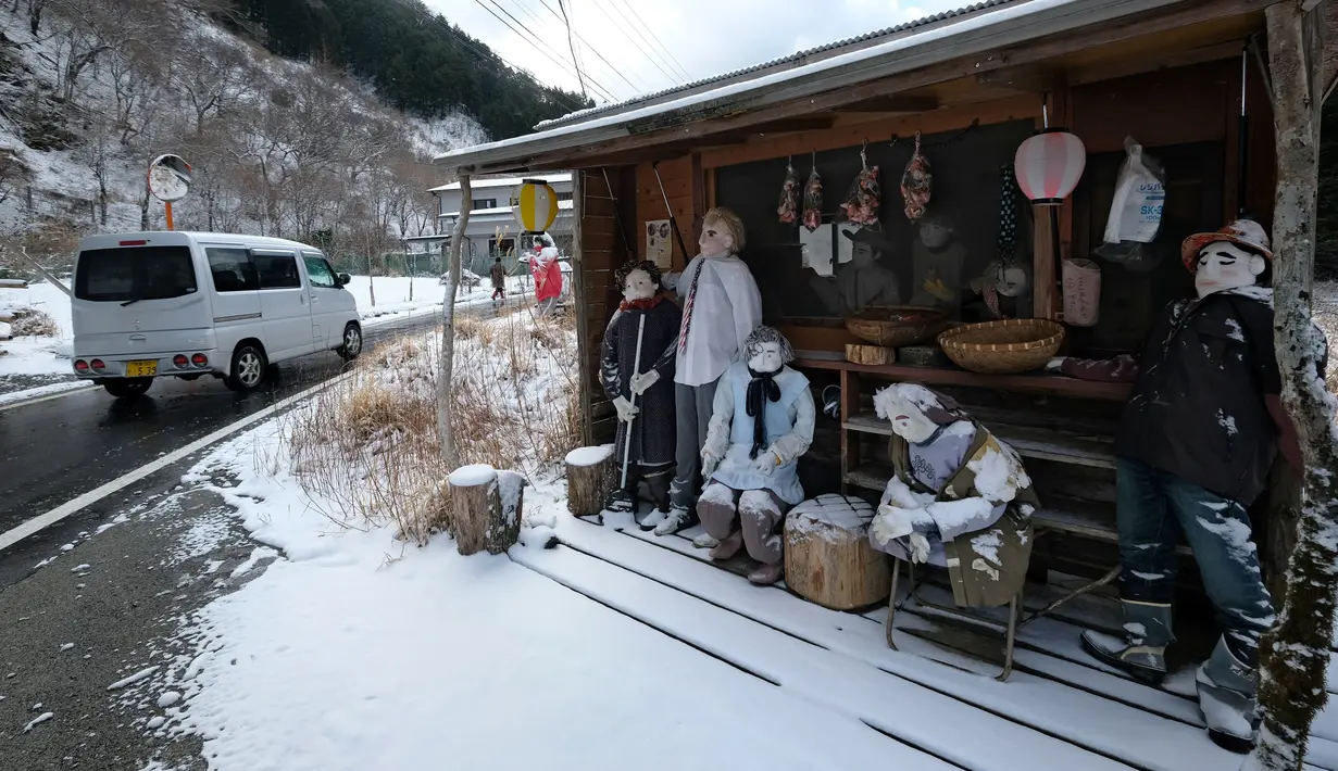 Sejumlah boneka dipajang di sebuah kios pinggir jalan di desa kecil Nagoro, Jepang, 16 Maret 2019. Boneka-boneka tersebut seukuran manusia dan terlihat ada di mana-mana. (KAZUHIRO NOGI/AFP)