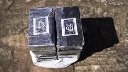 Beberapa paket dari kokain hasil sitaan saat diperlihatkan kepada pers di markas pasukan khusus kepolisian di Asuncion, Paraguay, Rabu (28/7/2021). Polisi Paraguay menyita lebih dari 3.400 kg kokain yang merupakan penggerebekan narkoba terbesar di negara tersebut. (AP/Jorge Saenz)