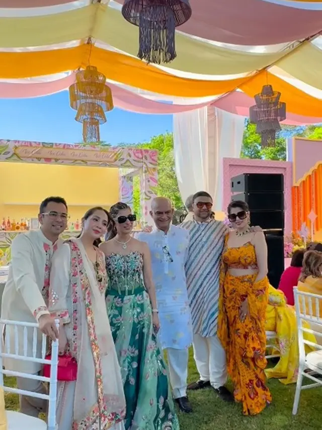 Gaya Nagita Slavina Pakai Busana India saat Kondangan