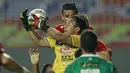 Serangan bertubi-tubi Persija Jakarta pada babak pertama mampu dimentahkan kiper PSS, Ega Rizky. Skor tidak berubah 1-0 untuk keunggulan Persija Jakarta. (Foto: Bola.com/M Iqbal Ichsan)