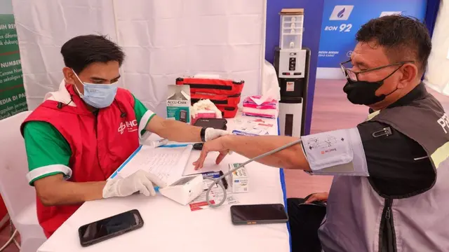 tenaga medis Pertamedika IHC melayani kesehatan masyarakat di 12 titik layanan, termasuk di rest area SPBU Pertamina di ruas tol Cikampek dan Trans Jawa. (Dok Pertamina)