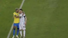 Neymar dan Lionel Messi berpelukan sebelum pertandingan sepak bola Final Copa America 2021 yang berlangsung di Stadion Maracana, Rio de Janeiro, Brasil, Sabtu (10/07/2021). (AP/Silvia Izquierdo)