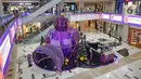 Dekorasi perayaan Natal bertema "A Shining Shimmering Christmas" di Mal Grand Indonesia, Jakarta, Senin (13/12/2021). Pusat perbelanjaan tersebut mempersembahkan “A Shining Shimmering Christmas” yang dilaksanakan mulai tanggal 5 Desember 2021 hingga 9 Januari 2022. (Liputan6.com/Faizal Fanani)