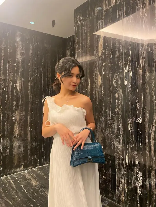 Inspirasi Outfit Yoriko Angeline saat Mengenakan Pakaian Putih