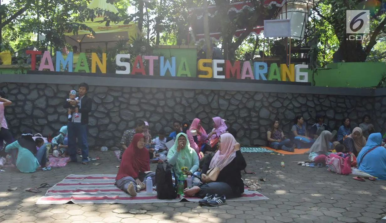 Suasana di Taman Margasatwa Semarang, Sabtu (16/6). Menurut pengelola, 10 ribu pengunjung diperkirakan datang dan berlibur di tempat ini dengan menikmati berbagai wahana yang ada. (Liputan6.com/Gholib)