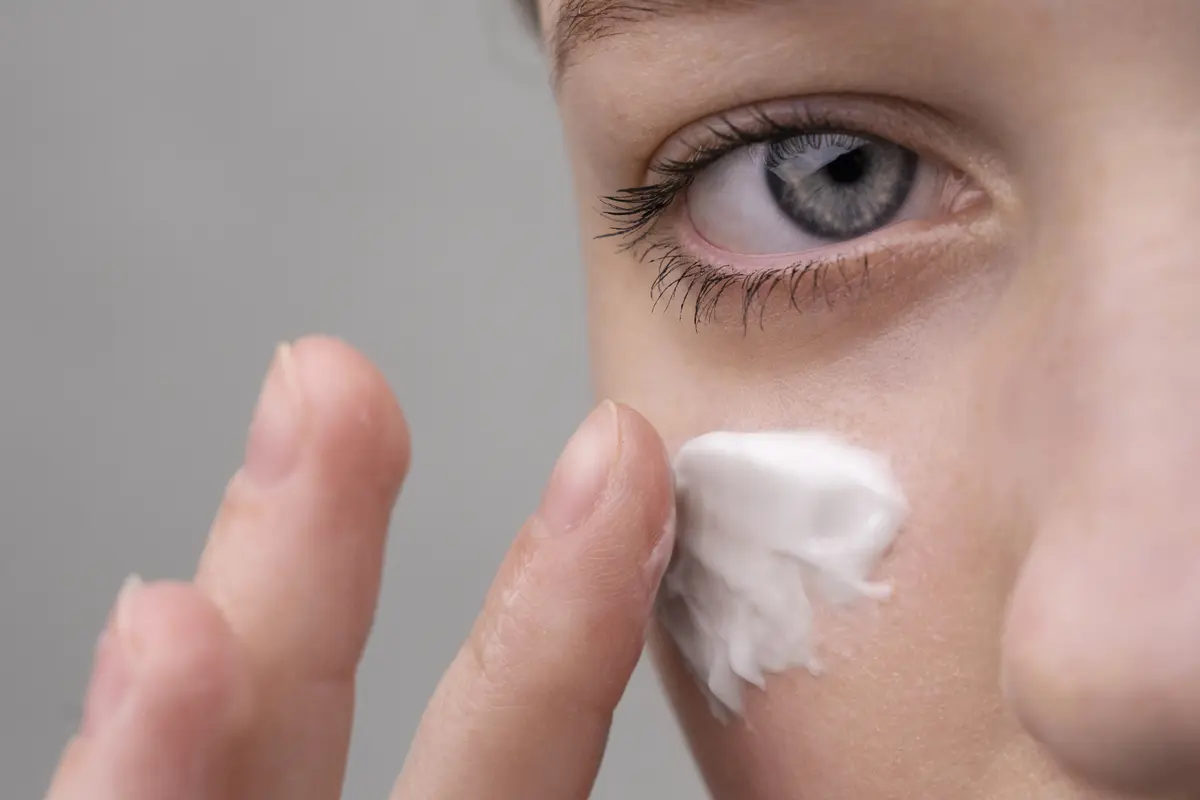 Kesalahan Penggunaan Eye Cream yang Dapat Merusak Kulit di Sekitar Mata (Freepik)