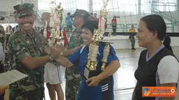 Citizen6, Surabaya: Penyerahan piala juara I Lomba Bola Volly Putri kepada Tim Staf Mako oleh Wadan Kobangdikal, Brigjen Mar Verry Kunto, Kamis (28/4). (Pengirim: Rohman Arif)