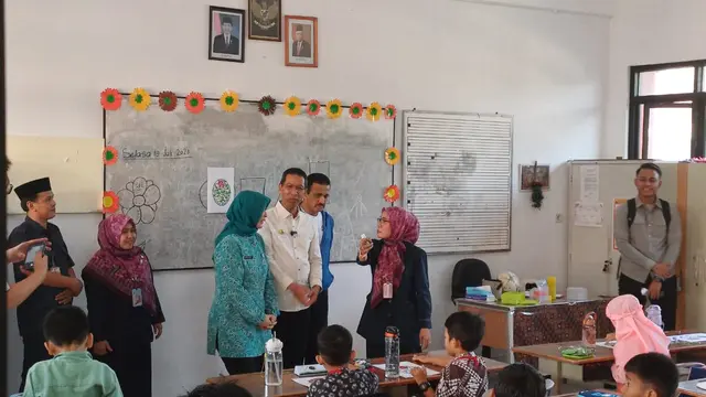 Pj Gubernur DKI Jakarta Heru Budi Hartono saat meninjau salah satu sekolah di Jakarta Timur, Selasa (18/7/2023).