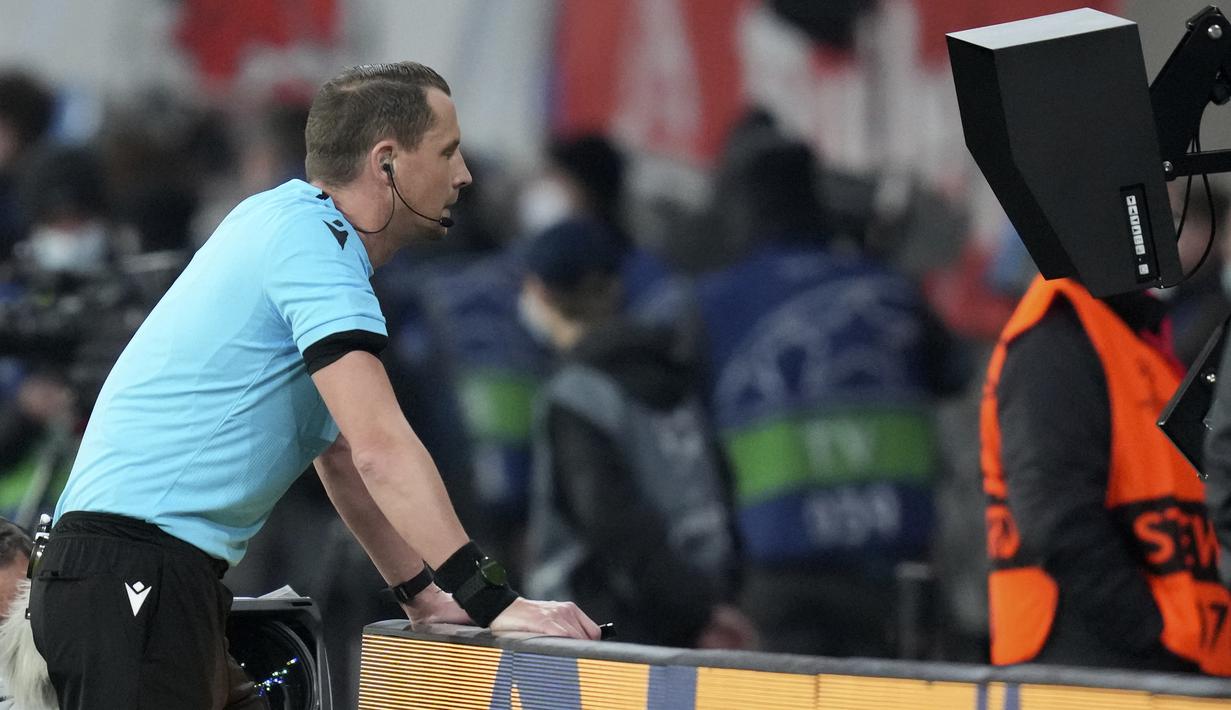 Meski sempat terindikasi offside, gol Georginio Wijnaldum tetap disahkan usai wasit Andreas Ekberg memeriksa ulang lewat rekaman VAR. PSG pun unggul 2-1 hingga babak pertama usai. (AP/Michael Sohn)