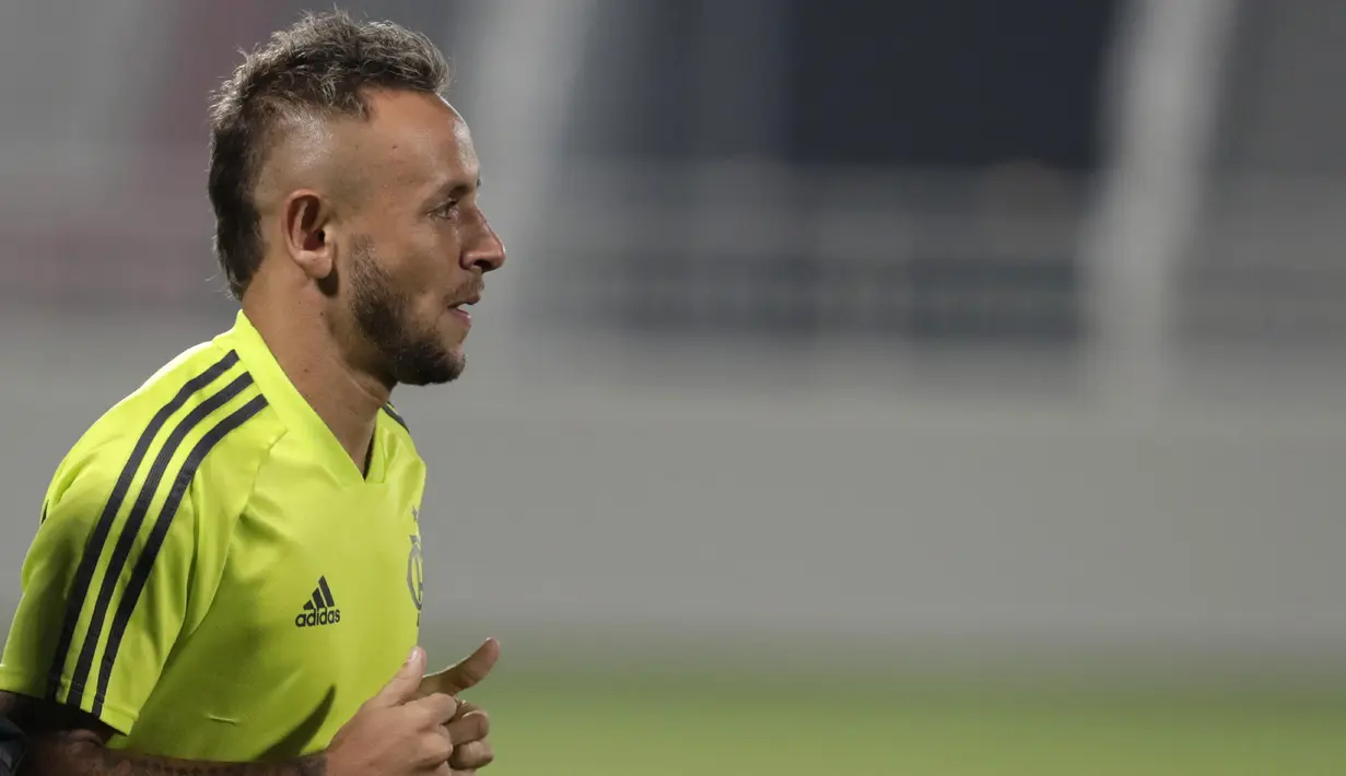 Pemain Flamengo, Rafinha melakukan pemansan selama sesi latihan tim di Doha, Qatar (19/12/2019). Flamengo akan bertanding melawan Liverpool pada final Piala Dunia Antarklub 2019 di Khalifa International Stadium. (AP Photo/Hassan Ammar)