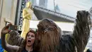 Seorang wanita berselfie bersama karakter Star Wars dengan latar belakang patung Oscar 2016 di luar Teater Dolby, Hollywood, California, Sabtu (27/2). Acara penghargaan Academy Awards ke-88 ini akan berlangsung pada Minggu (28/2). (REUTERS/Adrees Latif)