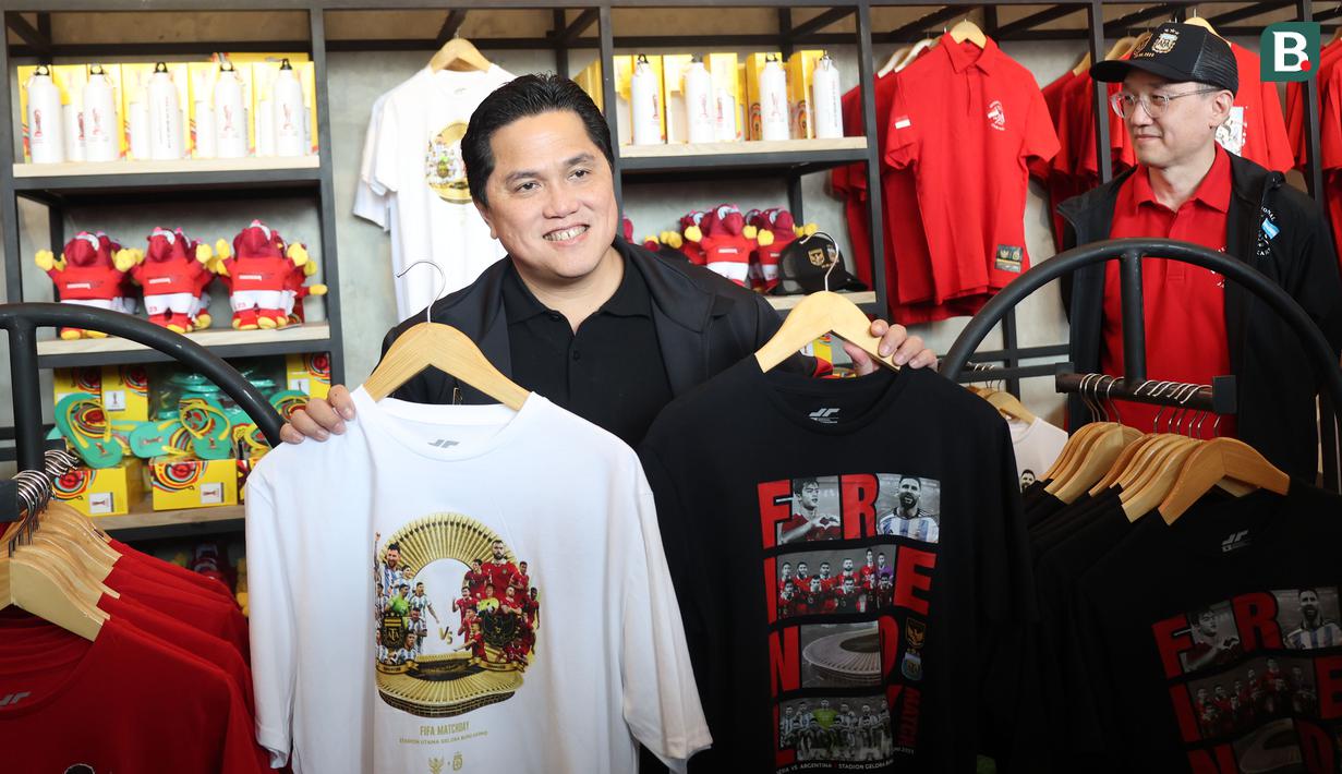 Ketua PSSI Erick Thohir menunjukkan kaus yang didesain khusus jelang pertandingan FIFA Matchday 2023 antara Timnas Indonesia vs Argentina saat meninjau Official Garuda Store di kawasan Gelora Bung Karno, Senayan, Jakarta, Sabtu (17/6/2023). (Bola.com/Abdul Aziz)