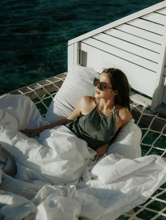 Gaya keren Bella Bonita di bawah sinar matahari. Ia tampil mengenakan halter-neck denim dress. [Foto: Instagram/bellabonita_r.a]