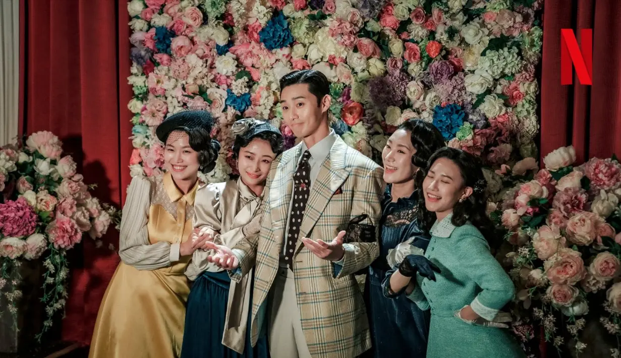 Park Seo Joon berperan sebagai Jang Tae Sang, orang terkaya di Gyeongseong dan pemilik pegadaian Golden Jade House. (Foto: Netflix KR)