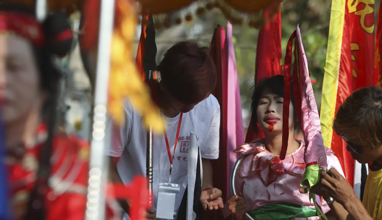 Seorang umat Tionghoa saat mengikuti rangkaian acara Hei Neak Ta atau parade roh untuk memperingati Cap Go Meh, Kamboja, (21/2). (REUTERS/Samrang Pring)