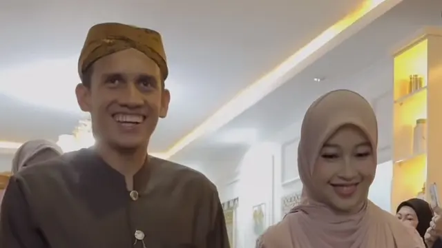 Egy mengenakan beskap saat Adiba Khanza Siraman Tasyakuran. [@_ummi_pipik_]