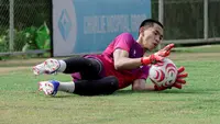 Penjaga gawang Timnas Indonesia U-20, Er Deva Aulia Egon, kembali berlatih bersama klubnya, Kendal Tornado FC, setelah mengantarkan skuad Garuda Muda lolos dari babak Kualifikasi Piala Asia U-20 2027. (Dok. Kendal Tornado FC)