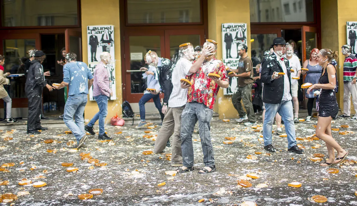 Peserta saling menyerang dengan kue pai saat mengikuti acara "pie fight" di Berlin, Jerman, 19 Juni 2015. Acara ini diselenggarakan oleh sebuah bioskop di Jerman. (REUTERS/Hannibal Hanschke)