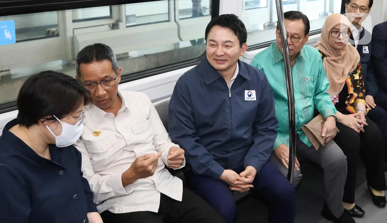 Keduanya berbincang santai sembari menikmati perjalanan menuju Depo LRT Pegangsaan Dua. (Liputan6.com/Herman Zakharia)