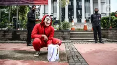 Seorang mahasiswa dari Mahasiswa Independen secara simbolis membakar salinan naskah UU Cipta Kerja di depan Gedung MK, Jakarta, Selasa (27/10/2020). Mahasiswa menyatakan aksi tersebut bentuk ketidakpercayaan kepada MK bila proses uji materi UU Cipta Kerja dilakukan. (Liputan6.com/Faizal Fanani)