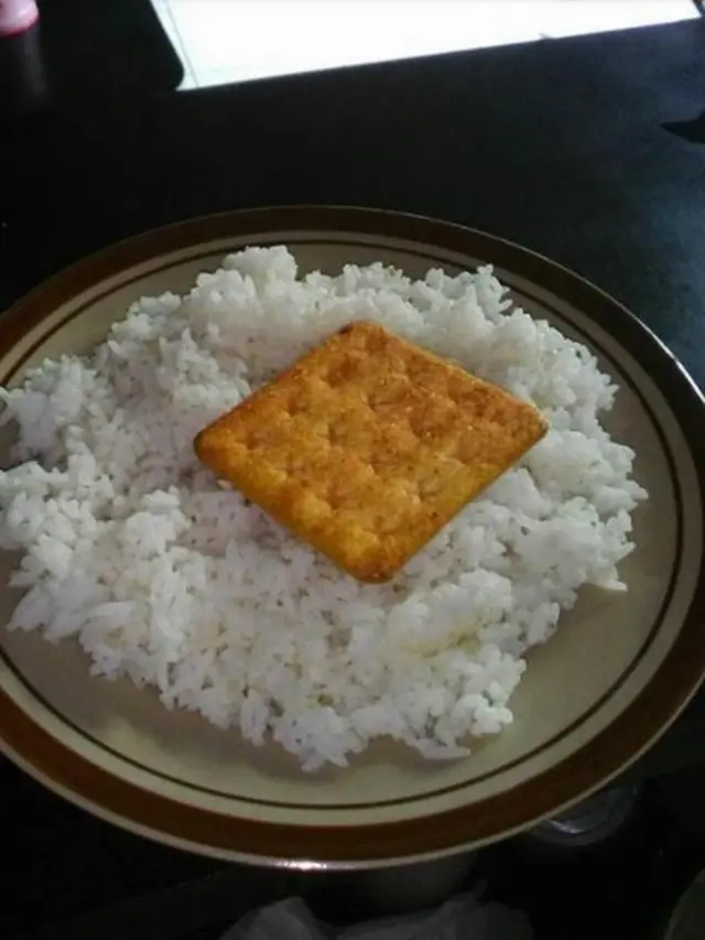 6 Pendamping Makanan Pakai Biskuit Ini Nyeleneh, Bikin Geleng Kepala