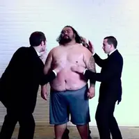 Dengan perut buncit dan tubuh tambun, kamu bisa menjadikannya sebagai alat musik. Kayak cowok ini, nih. (Via: boredpanda.com)