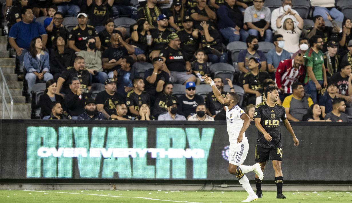 Pemain LA Galaxy Samuel Grandsir melakukan selebrasi usai mencetak gol ke gawang Los Angeles FC. (AP/Kyusung Gong)