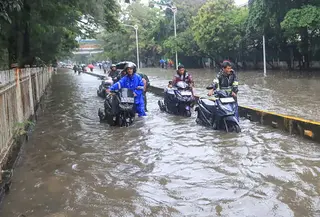 Genangan air tampak merendam beberapa ruas jalan utama, salah satunya Jalan Jembatan Tiga Raya di Jakarta Utara. Tampak dalam foto, pengendara terpaksa mendorong motornya yang mogok saat melintasi banjir yang menggenangi Jalan Jembatan Tiga Raya, Jakarta Utara, Senin (12/1/2026). (merdeka.com/Arie Basuki)