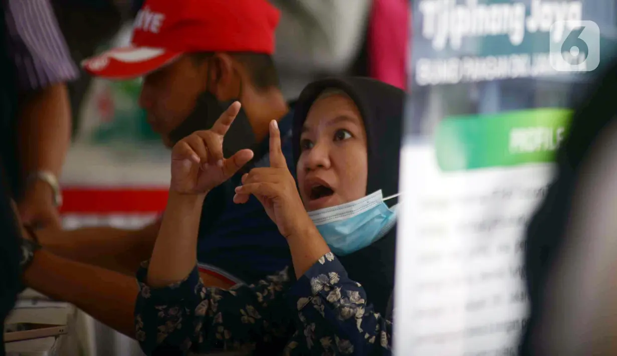Pelamar kerja disabilitas menunjukkan isyarat saat menghadiri acara Job Fair Disabilitas bertajuk Cinta Disabilitas di Lapangan Banteng, Jakarta, Sabtu (3/12/2022). Acara ini digelar untuk meningkatkan kesadaran terhadap disabilitas di tengah masyarakat, sehingga memiliki akses yang sama dengan non disabilitas dalam pemenuhan kebutuhan dasar hidup. (merdeka.com/Imam Buhori)