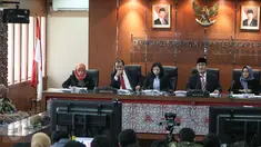 Ketua Dewan Kehormatan Penyelenggara Pemilu (DKPP) Jimly Asshiddiqie (kiri) memimpin persidangan saat sidang terkait pilkada, Jakarta, Rabu (2/12/2015). Sidang tersebut berisi pembacaan 12 putusan terkait pilkada. (Liputan6.com/Faizal Fanani)
