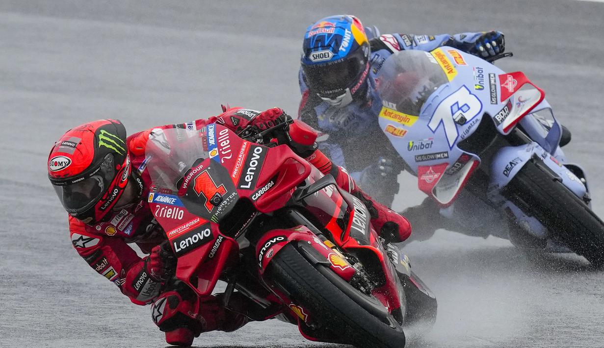 Setelah mengekor selama 15 lap, Francesco Bagnaia (kiri) berhasil menyalip Alex Marquez dan merebut posisi kedua. (AP Photo/Natacha Pisarenko)