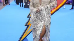 Rita Ora tersenyum saat tiba menghadiri pemutaran film 'Thor: Love and Thunder di London (5/7/2022). Gaun v-neck metalik dengan aksen rumbai di seluruh bagian itu dipadukan dengan sepasang heels perak metalik. (AP Photo/Scott Garfitt)