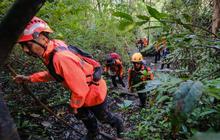 Basarnas Akhirnya Evakuasi Jenazah Pertama dari Lereng Gunung ke Kabupaten Maros