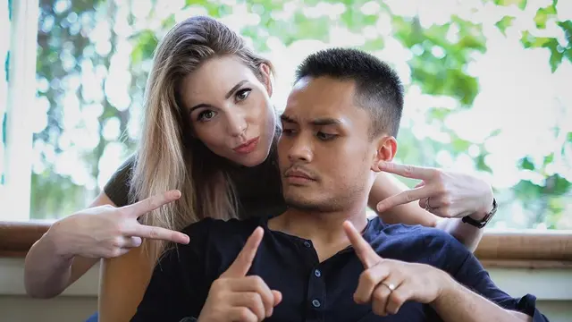 Umumkan Kehamilan Anak Pertama, Ini 7 Momen Manis Randy Pangalila dan Istri