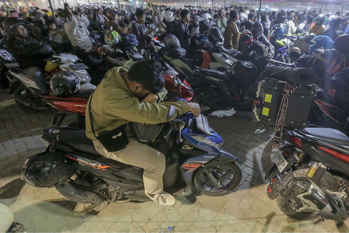 FOTO: Sambil Tidur di Motor, Warga Antri Masuk Kapal Di Puncak Arus Mudik Ciwandan