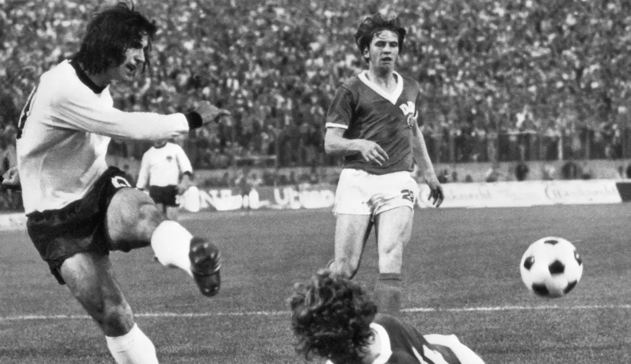 Gerd Mueller. Eks striker yang wafat pada 15 Agustus 2021 dalam usia 75 tahun ini dianggap sebagai pemain terbaik Jerman sepanjang masa. Ketajamannya di mulut gawang lawan menjadikannya dijuluki The Bomber. Bersama Timnas Jerman mulai 1966 hingga 1974 ia total tampil dalam 62 laga dengn mencetak 68 gol dan 6 assist dengan raihan 2 trofi, juara Piala Eropa 1972 dan Piala Dunia 1974. Sementara di level klub ia mampu membukukan 556 gol dan 102 assist dari 606 laga di semua ajang bersama Bayern Munchen yang diperkuatnya selama 15 musim mulai 1964/1965 hingga 1978/1979 dengan meraih banyak trofi di antaranya 4 kali juara Liga Jerman, 3 kali juara Piala Champions dan 1 kali juara Piala Winners. (AFP)