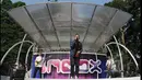 Juara ketiga Music Video Contest, Eros Tjokro tampil bersama bandnya saat di atas panggung acara inBox, Gelora Bung Karno, Jakarta, Rabu (28/1/2015). (Liputan6.com/Herman Zakharia)