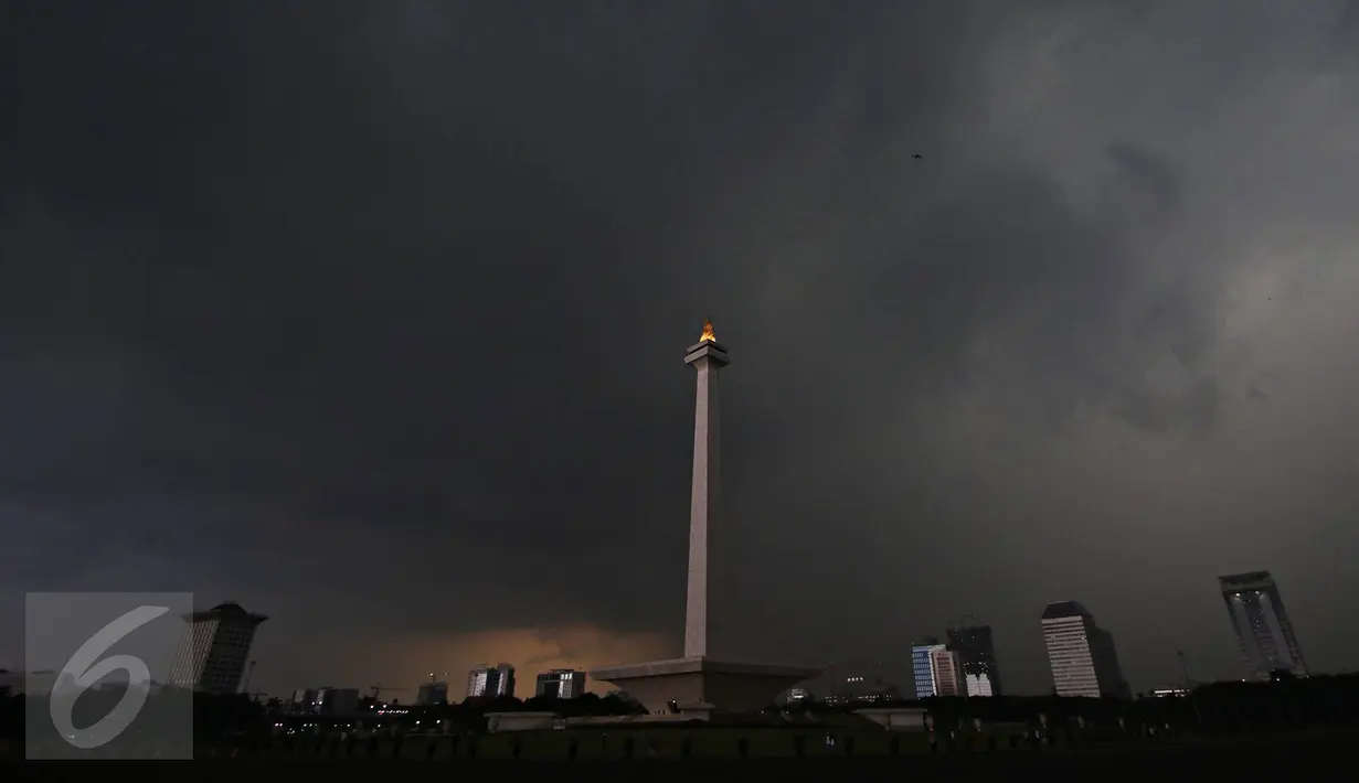Suasana di pelataran kawasan Monas, Jakarta, Kamis (10/11). Kepala BMKG Andi Eka Sakya menyatakan, cuaca ekstrem yang terjadi di seluruh wilayah Indonesia akan berlangsung hingga Februari 2017. (Liputan6.com/Immanuel Antonius)
