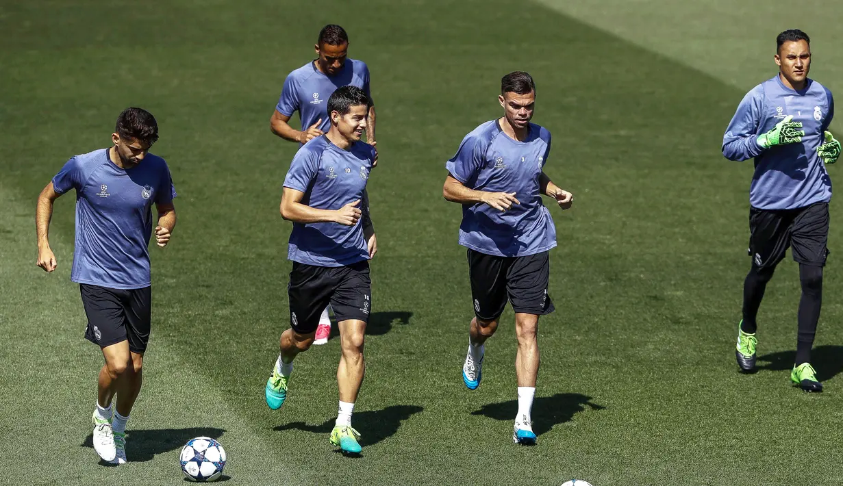 Enzo Zidane (kiri) tengah berlatih bersama para pemain Real Madrid sebelum laga semifinal melawan Atletico Madrid di Madrid, (9/5/2017). Enzo dilepas Madrid ke Alaves untuk jangka waktu tiga tahun. (EPA/Emilio Narajo)