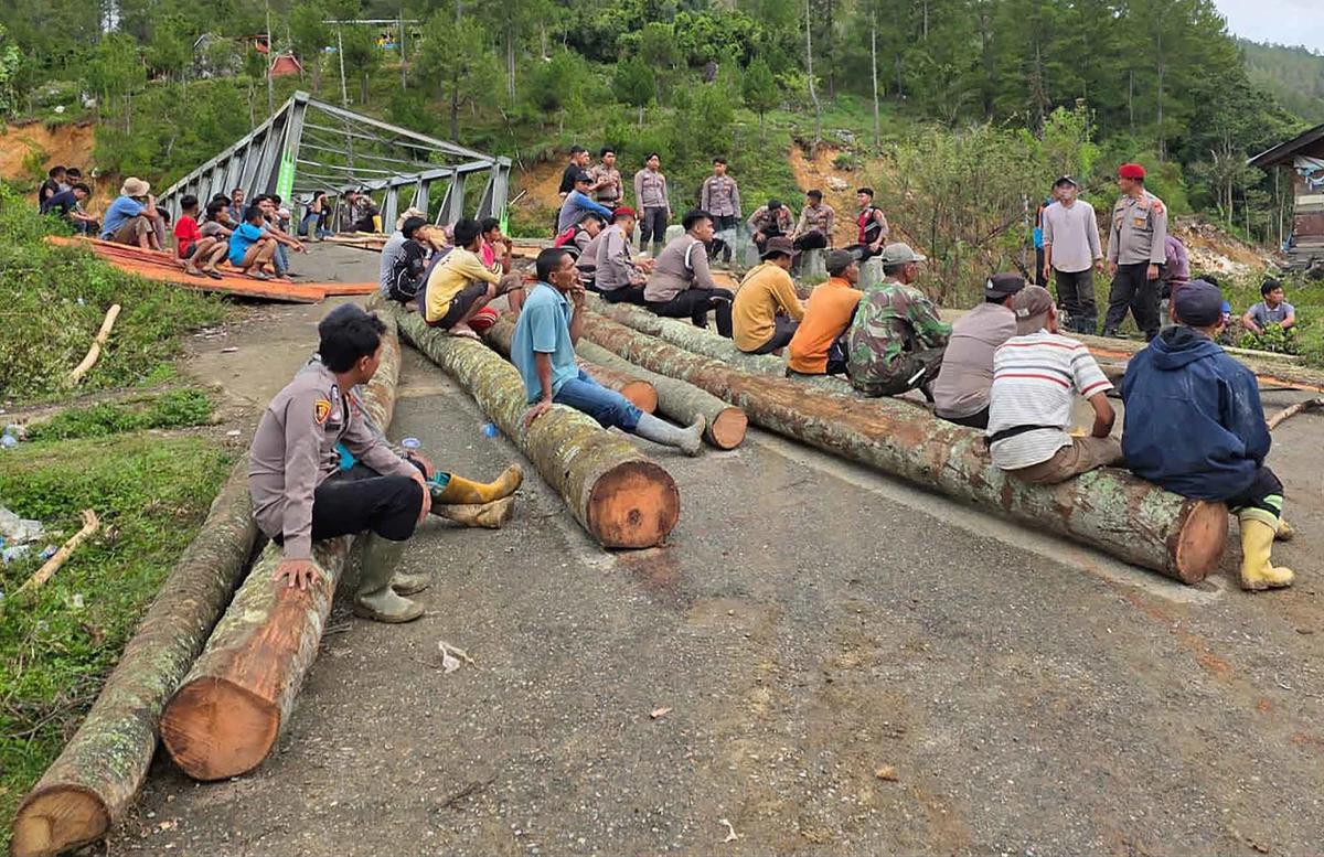 FOTO: Aparat Kepolisian dan Warga Bangun Jembatan Darurat Pasca Banjir Bandang di Rikit Gaib